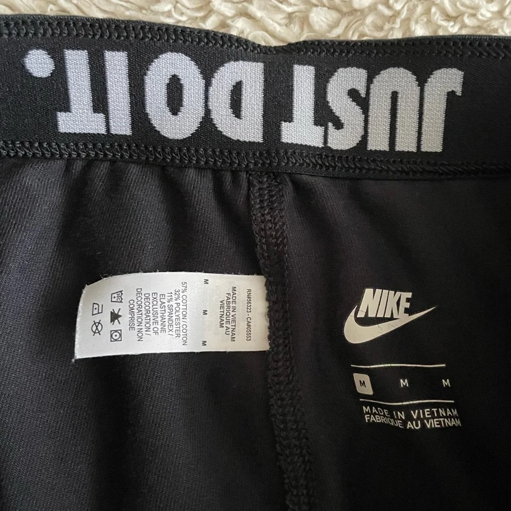 Nike Sportswear Essential High Rise Leggings - Picture 7 of 10